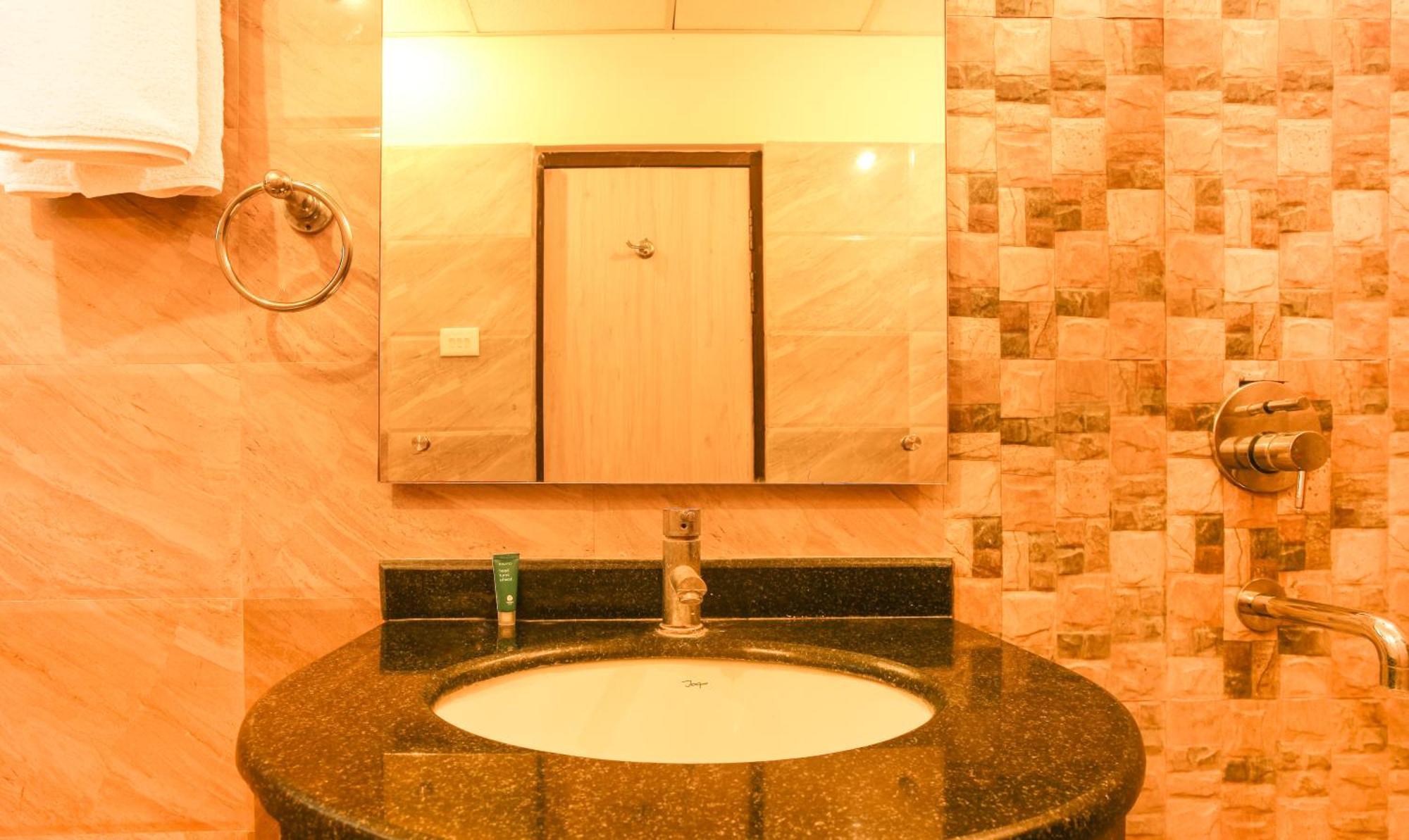 Hotel Janki International Sigra 2 Km From Kashi Vishwanath Temple Bénarès Extérieur photo